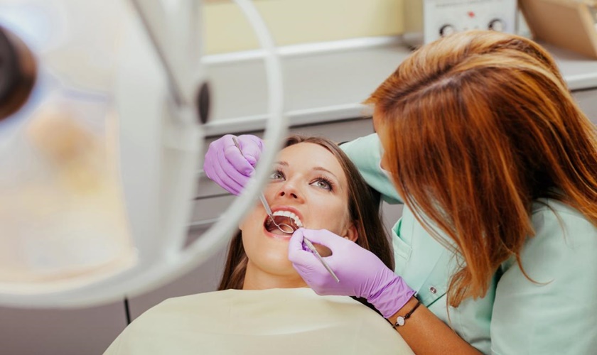Nhổ răng khôn bị sâu khi răng bắt đầu trở nên khó chịu, đau nhức