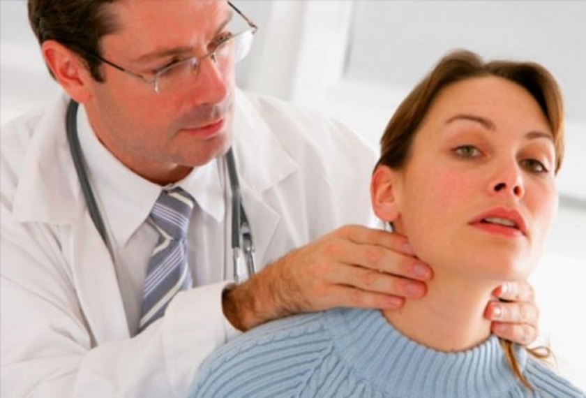 Bác sĩ khám và nhổ răng khôn chuyên nghiệp